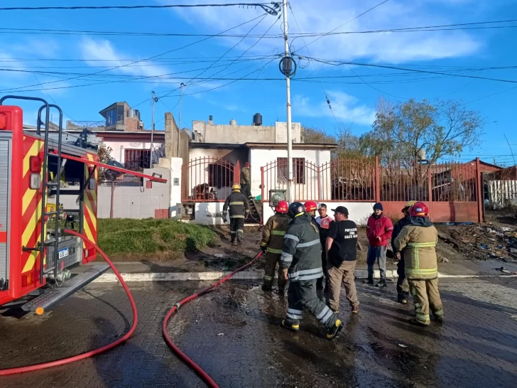 Estaban jugando y provocaron un incendio: pérdidas totales en una vivienda