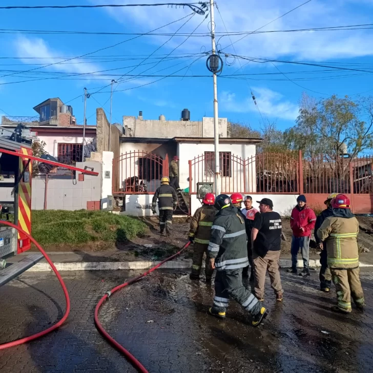 Estaban jugando y provocaron un incendio: pérdidas totales en una vivienda