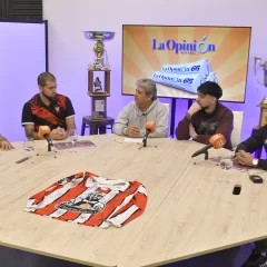 El “Lobo Petrolero”, campeón del fútbol barrial, mostró las copas en LU12 AM680 y La Opinión Austral