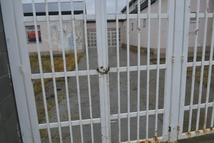 Caso del feto en escuela de Río Gallegos: empleados arrojaron agua y se habría ido por el desagüe