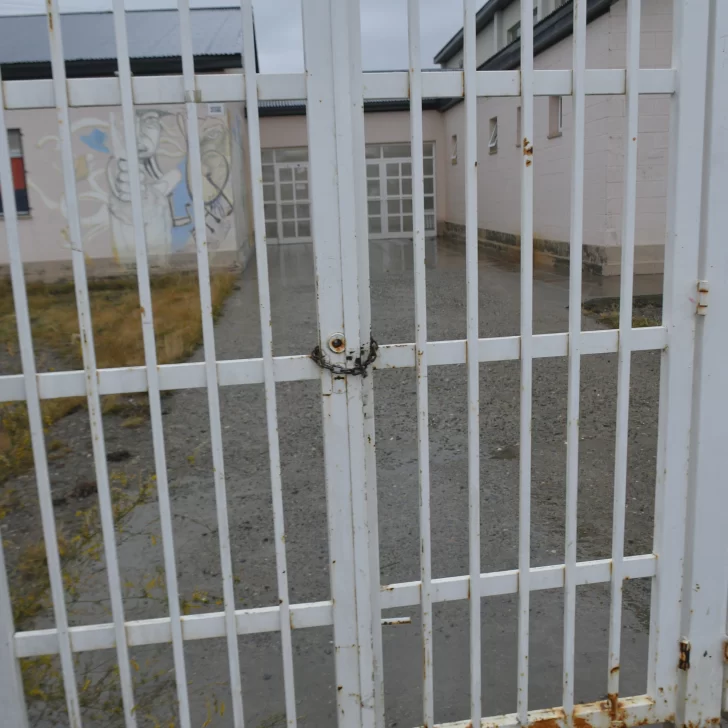 Caso del feto en escuela de Río Gallegos: empleados arrojaron agua y se habría ido por el desagüe