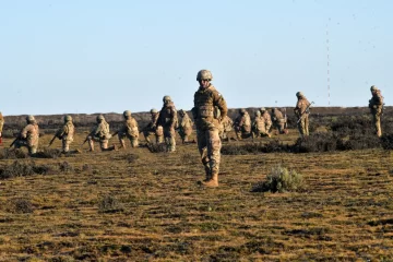 Día en el Ejército: un avión aterrizó en la ruta, un asalto de infantería y un viaje en helicóptero