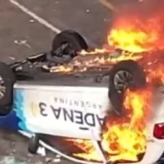 Tensión máxima frente al Congreso: incendiaron un auto de Cadena 3