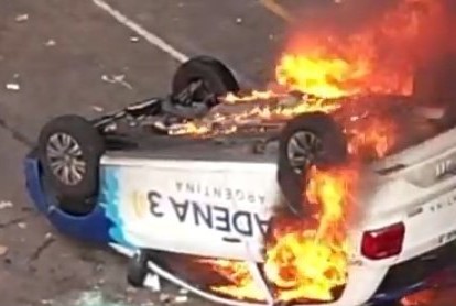 Tensión máxima frente al Congreso: incendiaron un auto de Cadena 3