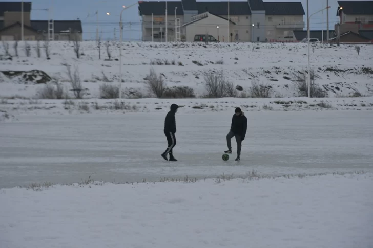 Advierten sobre los riesgos de patinar en lagunas congeladas