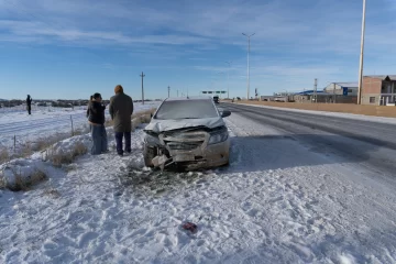 Por la presencia de escarcha, no alcanzó a frenar y chocó a un auto por detrás cerca del aeropuerto Por la presencia de escarcha, no alcanzó a frenar y chocó a un auto por detrás cerca del aeropuerto