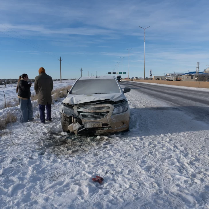 Por la presencia de escarcha, no alcanzó a frenar y chocó a un auto por detrás cerca del aeropuerto Por la presencia de escarcha, no alcanzó a frenar y chocó a un auto por detrás cerca del aeropuerto