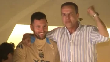 Quién es Cristóbal Soria, el periodista español que saludó a los hinchas con Messi