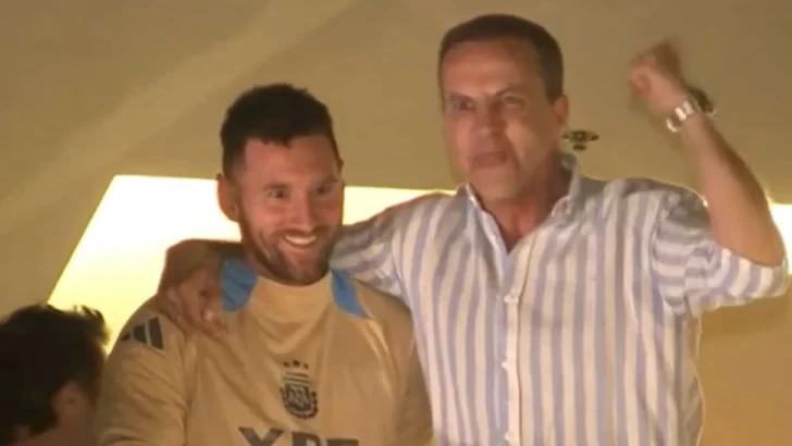 Quién es Cristóbal Soria, el periodista español que saludó a los hinchas con Messi