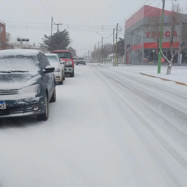 Así amaneció Las Heras tras la intensa nevada: ¿Cómo seguirá el tiempo durante todo el día?