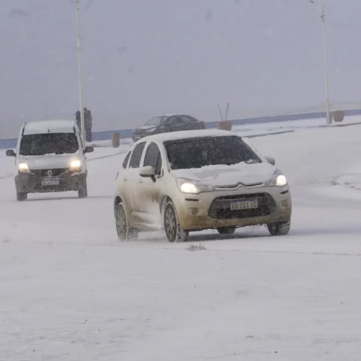 La Municipalidad comenzó la distribución de sal para combatir la nieve y piden a los vecinos despejar sus veredas