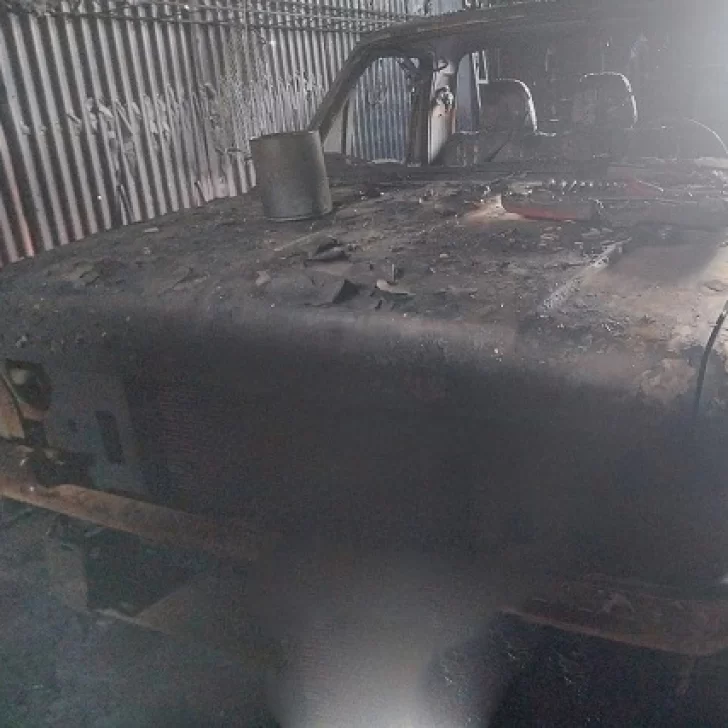 Las llamas se apoderaron de un taller de chapa y pintura en la localidad de Las Heras Las llamas se apoderaron de un taller de chapa y pintura en la localidad de Las Heras