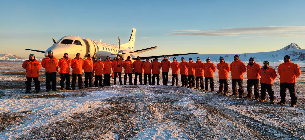 Vuelo-base-antartica-petrel-2024-1-728x336