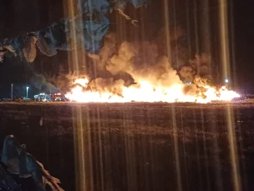 Voraz incendio en el basural de Río Gallegos, a metros del barrio Madres a la Lucha