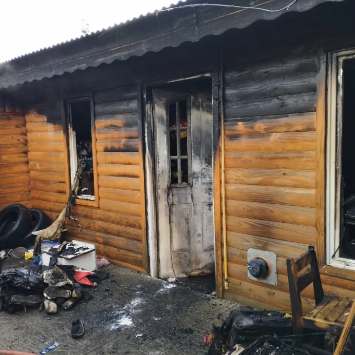 Bomberos sofocan incendio en una vivienda de 28 de Noviembre