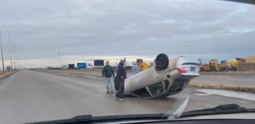 Por la escarcha, perdió el control de su auto y volcó en el barrio Padre Olivieri