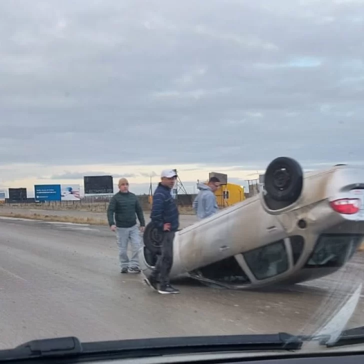 Por la escarcha, perdió el control de su auto y volcó en el barrio Padre Olivieri