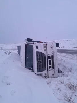 Un camión volcó a pocos kilómetros de Güer Aike