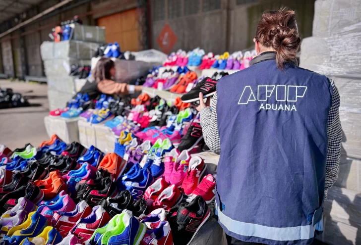 Aduana entregó más de 4 toneladas de calzado deportivo incautado para su donación