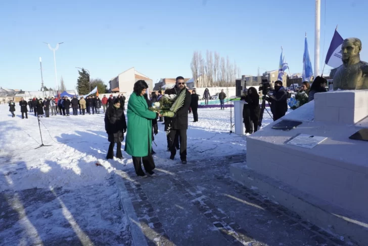 acto-20-de-junio-dia-de-la-bandera-rio-gallegos-2024-nieve-2093dj203d-11-728x486