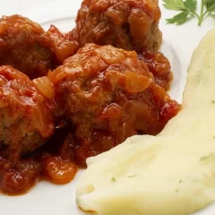 Receta de albóndigas con puré: cómo hacer para que queden jugosas