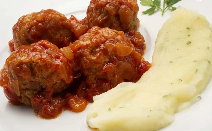 Receta de albóndigas con puré: cómo hacer para que queden jugosas