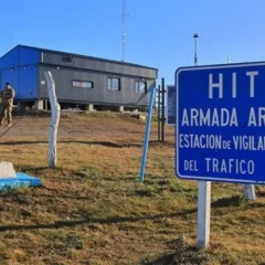 Tras la advertencia de Boric, la Armada envía a 11 efectivos para mover los paneles que Argentina instaló en Chile