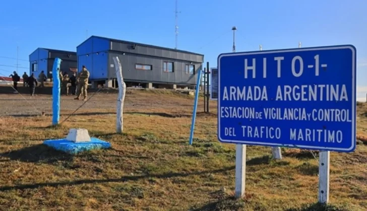 Tras la advertencia de Boric, la Armada envía a 11 efectivos para mover los paneles que Argentina instaló en Chile