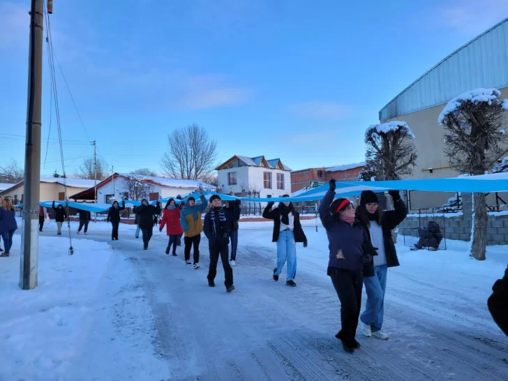 Alumnos confeccionaron una bandera argentina de 340 metros