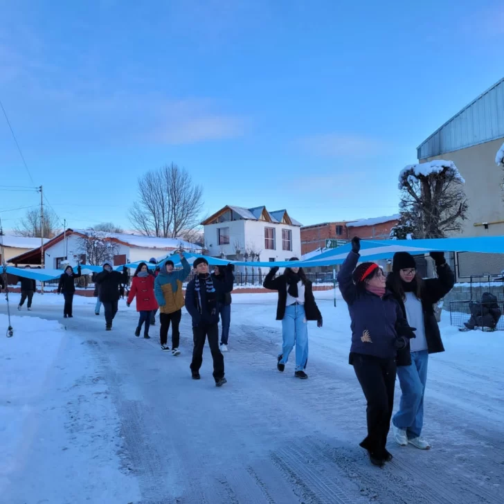 Alumnos confeccionaron una bandera argentina de 340 metros