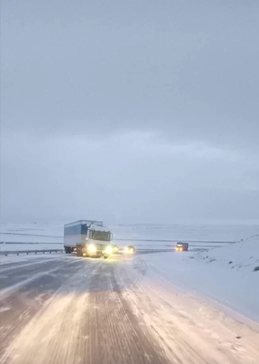 camiomn-cruzado-nieve-piedra-buena-ruta-3-517x728