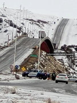 Un camión quedó colgado del puente de Piedra Buena y cortó el tránsito en la Ruta 3