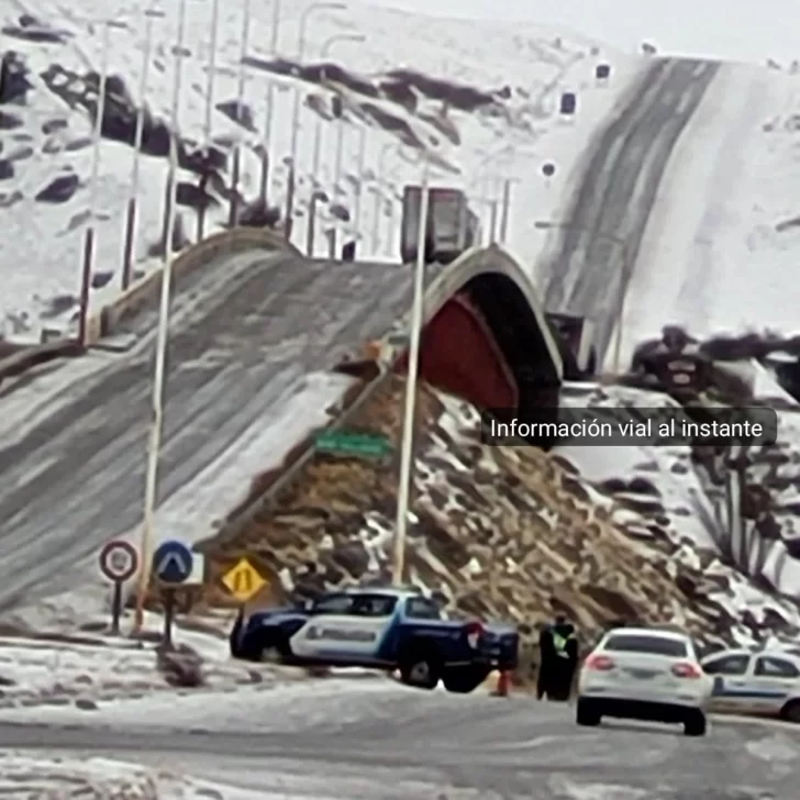 Un camión quedó colgado del puente de Piedra Buena y cortó el tránsito en la Ruta 3