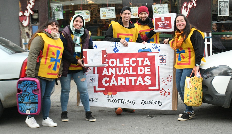  Los voluntarios, identificados con pecheras con el logo de Cáritas, estarán abocados a la colecta anual. Foto: José Silva/La Opinión Austral
