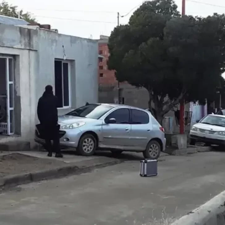 ¿Ajuste de cuentas?: un hombre terminó apuñalado tras una pelea en la puerta de su casa