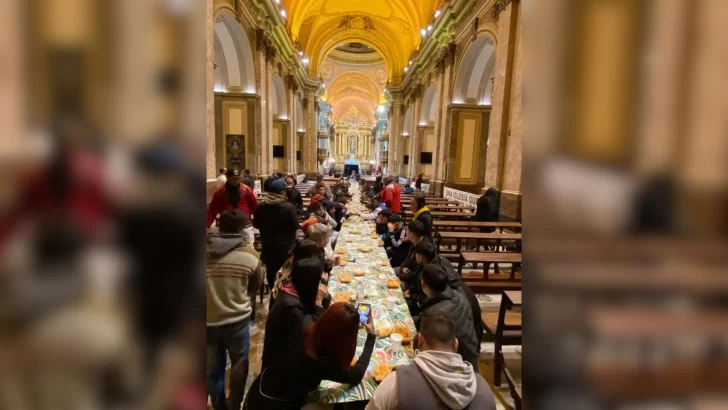 García Cuerva abrió la Catedral Metropolitana como un comedor para gente en situación de calle