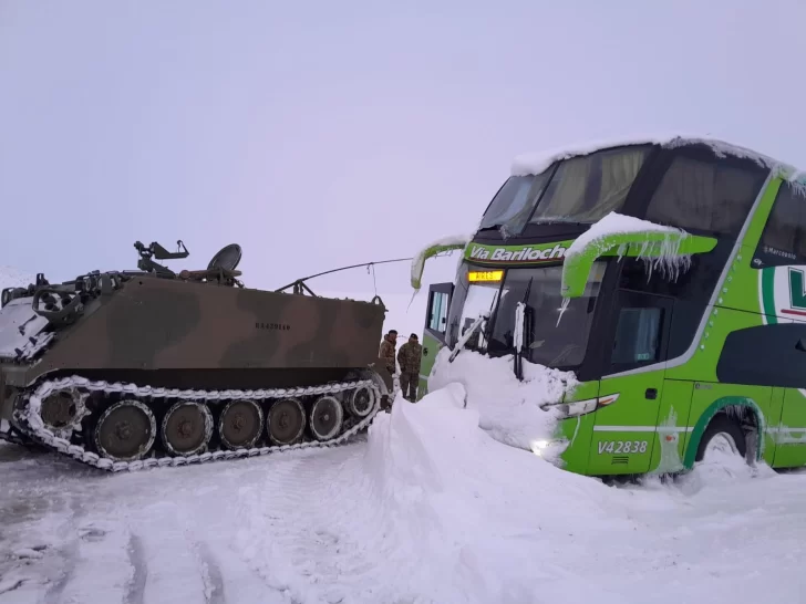 Más de 120 personas quedaron varadas por la nieve camino a Comodoro y fueron rescatadas por el Ejército Argentino