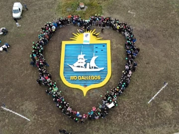 Pacientes trasplantados y vecinos de Río Gallegos formaron un corazón gigante para concientizar sobre la donación de órganos