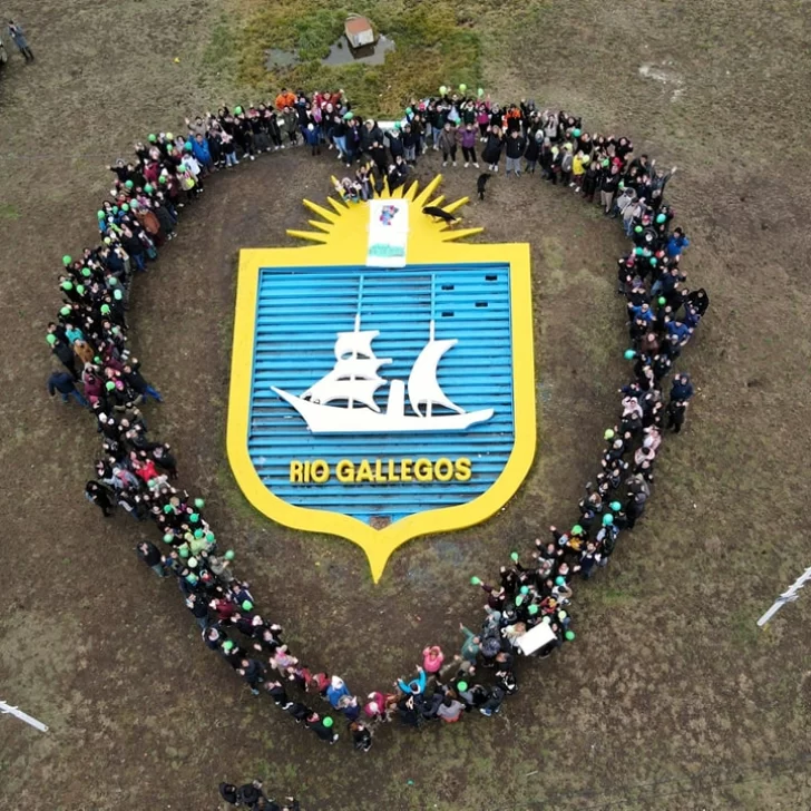 Pacientes trasplantados y vecinos de Río Gallegos formaron un corazón gigante para concientizar sobre la donación de órganos