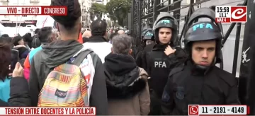 Tensión entre docentes y la policía frente al Congreso