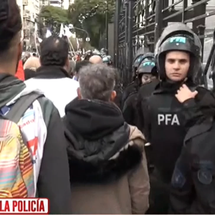 Tensión entre docentes y la policía frente al Congreso