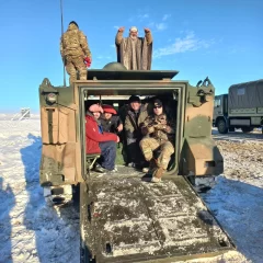 El Ejército se muda a la zona centro para ayudar a las estancias tapadas de nieve en Santa Cruz