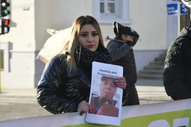  Una familiar de Cuevas sosteniendo un cartel pidiendo justicia. FOTOS: JUAN PALACIOS / LA OPINIÓN AUSTRAL