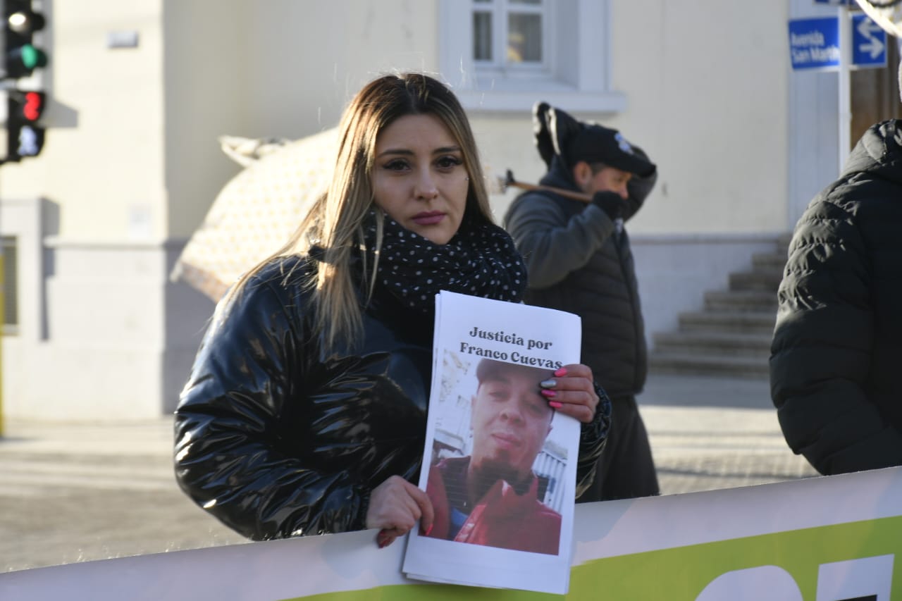  Una familiar de Cuevas sosteniendo un cartel pidiendo justicia. FOTOS: JUAN PALACIOS / LA OPINIÓN AUSTRAL