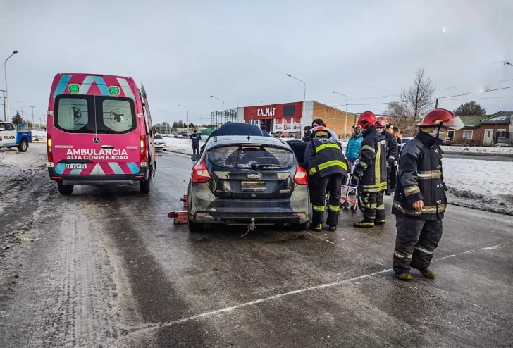 Por la escarcha, un auto despistó en la avenida Asturias y una mujer debió ser hospitalizada