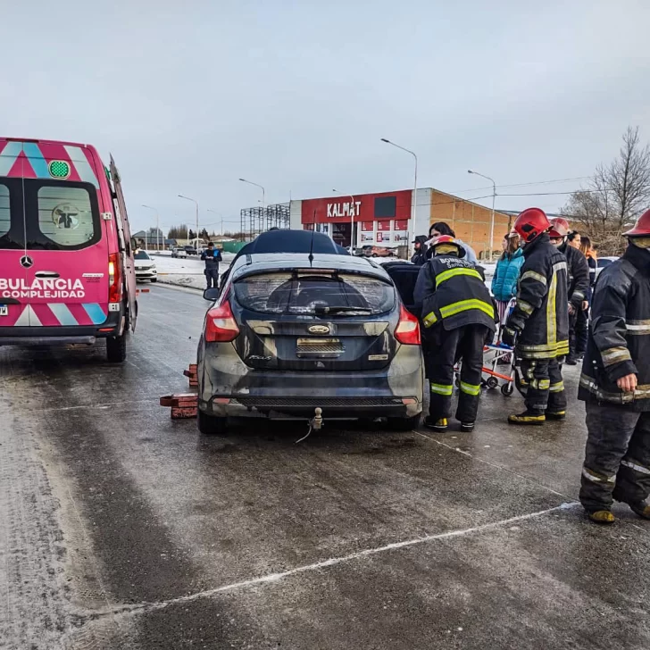 Por la escarcha, un auto despistó en la avenida Asturias y una mujer debió ser hospitalizada