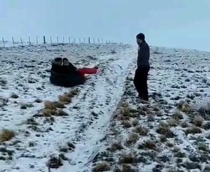 Un paseo en gomón: jóvenes se divirtieron jugando en Güer Aike