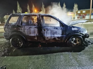 Llamas consumieron un auto en la Autovía de Río Gallegos en medio de la nevada