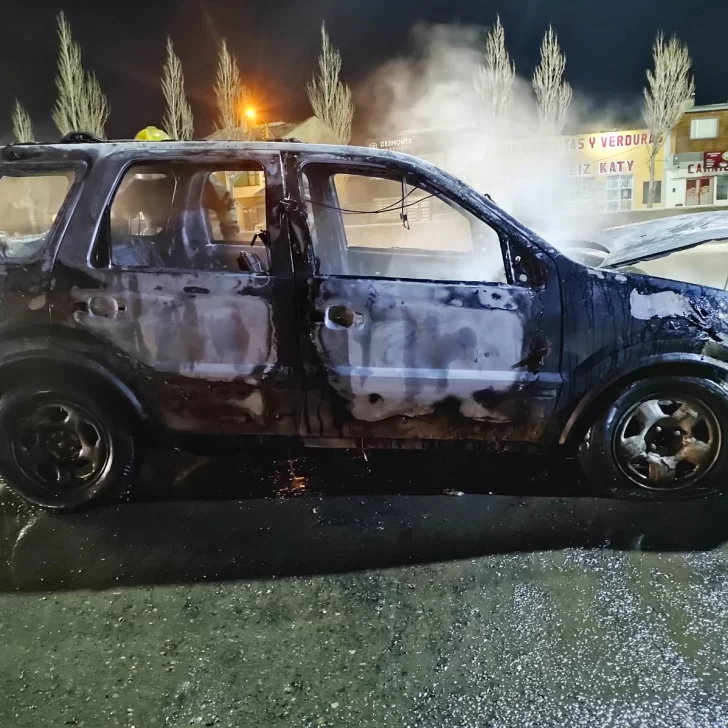 Llamas consumieron un auto en la Autovía de Río Gallegos en medio de la nevada