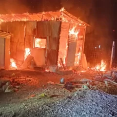 Estufa en mal estado causó voraz incendio en vivienda y galpón de Río Gallegos